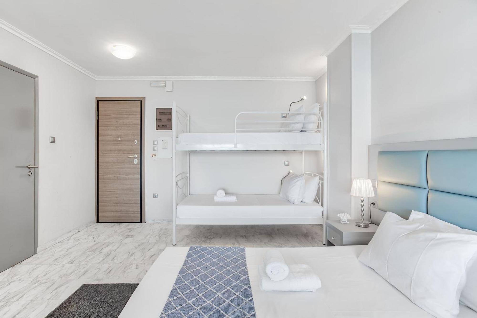 Modern Seaside Oasis In Pireas, Seaview & King Bed Appartement Buitenkant foto