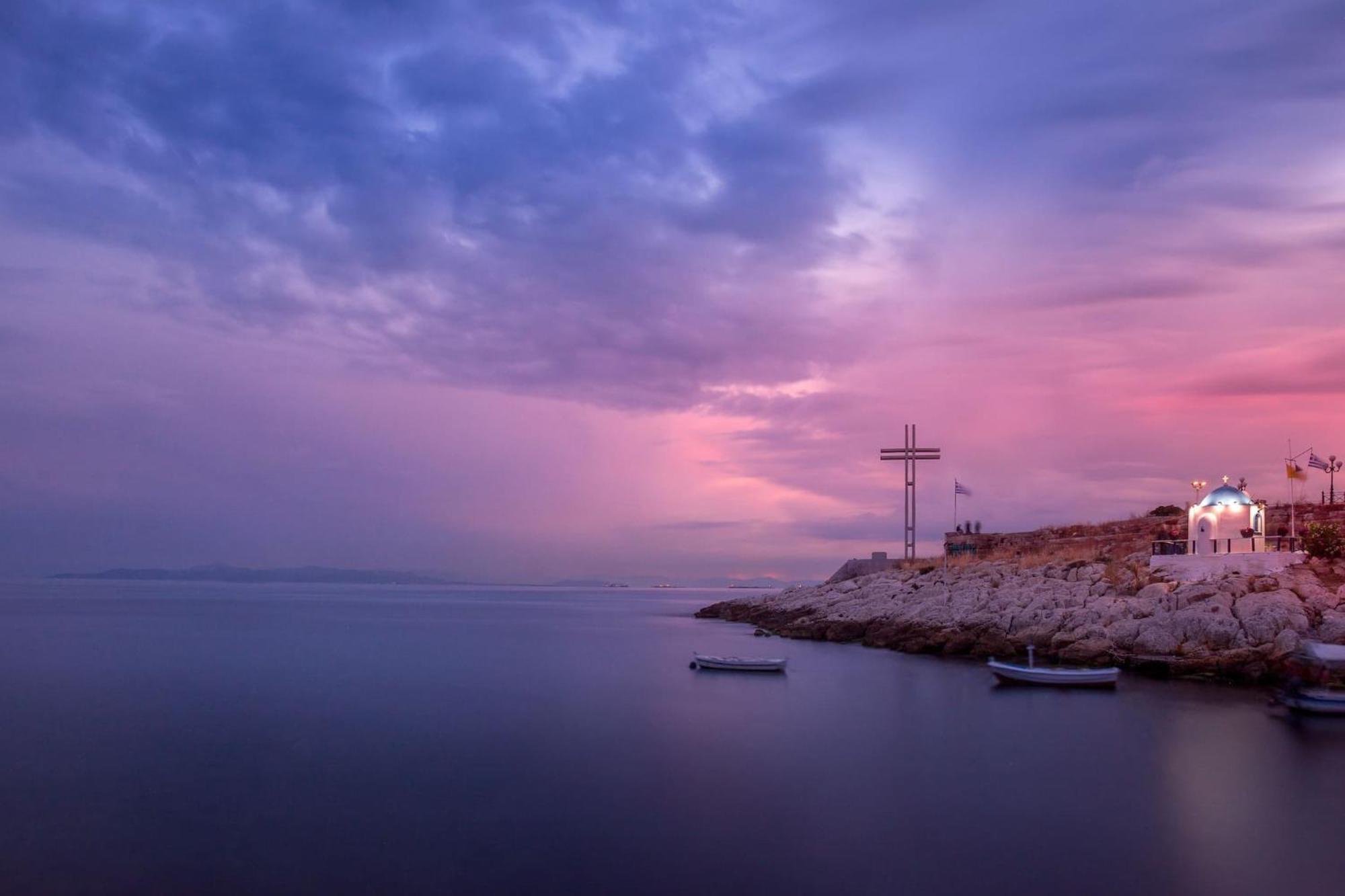 Modern Seaside Oasis In Pireas, Seaview & King Bed Appartement Buitenkant foto